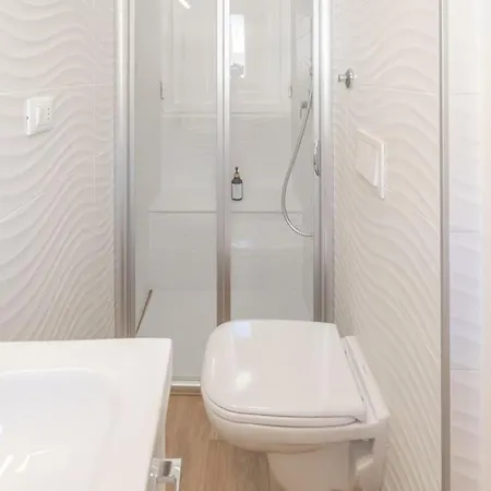Apartment Swan Lake-nido D'amore Sul Lungolago